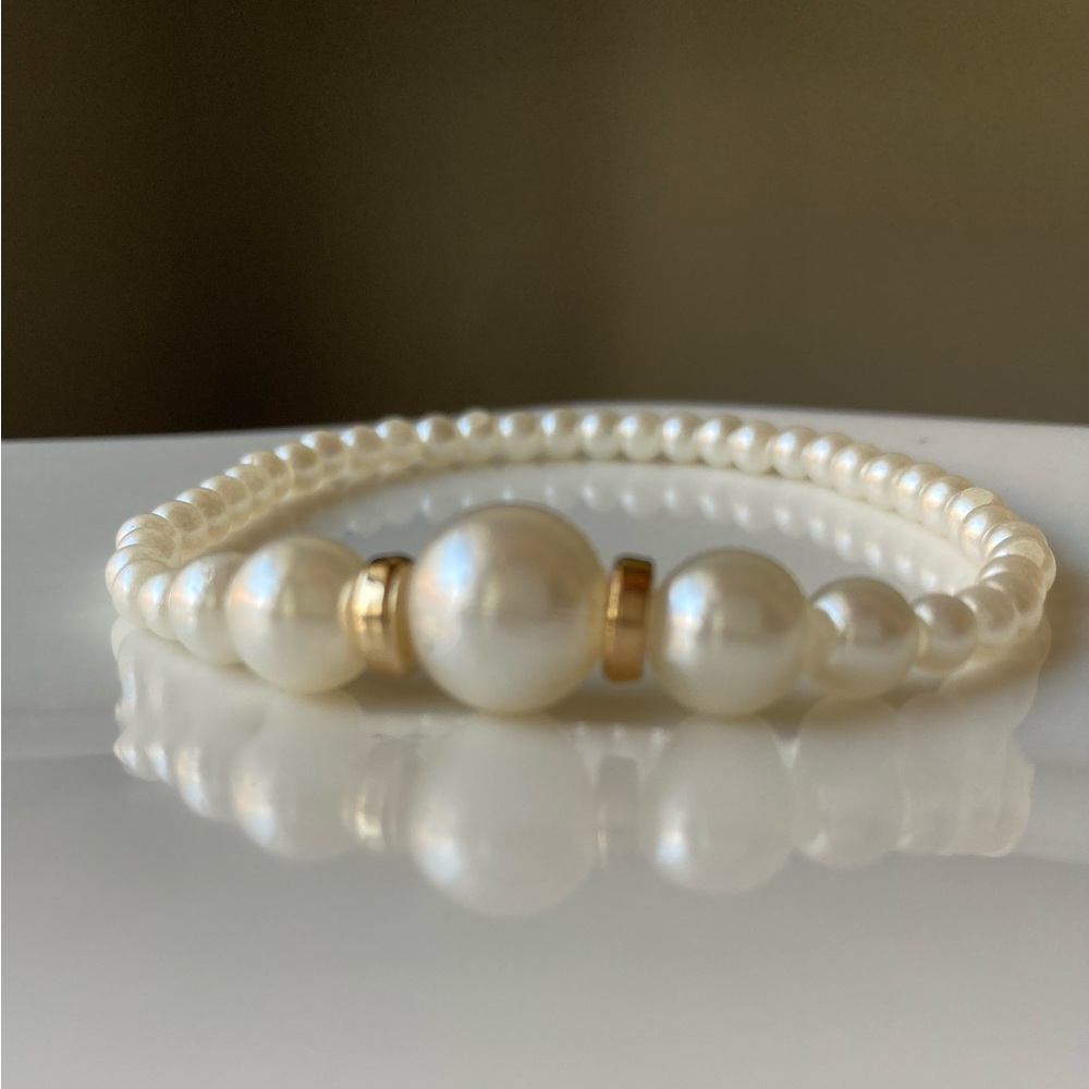 Luxurious Pearl Bracelet Delicate Design with Gold Accents - Picture 3 of 7